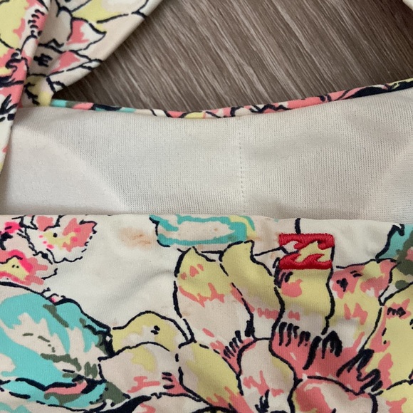 Billabong sz S twist front bikini top - Picture 3 of 3